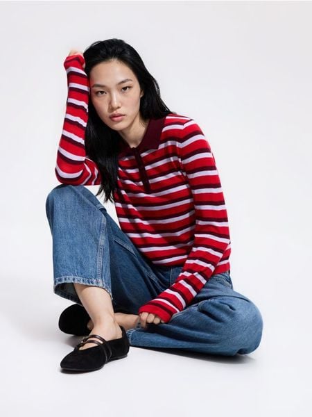 Sweter polo w paski - wielobarwny. Swetry damskie Reserved, l, bez wzorów, z dzianiny, bez kołnierzyka, bez ramiączek, bez kaptura. W wyprzedaży za 69.99 zł.