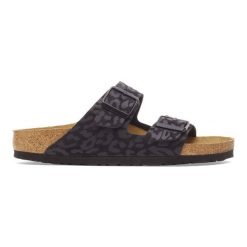 Klapki damskie BIRKENSTOCK Arizona SYN Leo Black. Czarne klapki damskie Birkenstock, bez wzorów, ze skóry, klasyczne, bez obcasa. Za 399.99 zł.