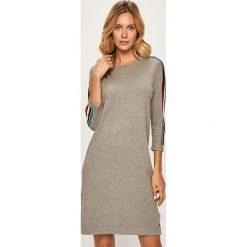 Tommy Hilfiger - Sukienka. Szare sukienki damskie Tommy Hilfiger, na co dzień, l, z aplikacjami, z bawełny, casualowe, bez kołnierzyka, bez ramiączek, mini, proste. W wyprzedaży za 359.90 zł.