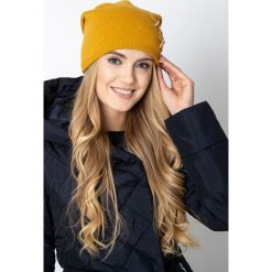 Musztardowa czapka z akrylowymi ważkami QUIOSQUE. Czapki i kapelusze damskie marki QUIOSQUE. W wyprzedaży za 69.99 zł.