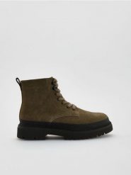 Zamszowe botki - jasny zielony. Zielone botki męskie Reserved, bez wzorów, ze skóry, bez zapięcia. Za 259.99 zł.