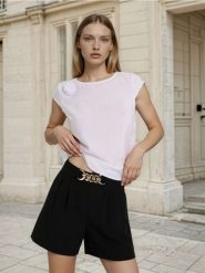 Eleganckie szorty z zakładkami i dekoracyjnym złotym detalem - czarny. Czarne szorty damskie Sinsay, l, bez wzorów, eleganckie. Za 39.99 zł.