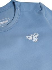 Body niemowlęce z długim rękawem Hummel Mini Solid. Niebieskie body niemowlęce Hummel, bez wzorów, z bawełny, bez ramiączek. Za 102.00 zł.