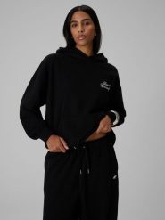 4F Bluza dresowa loose z kapturem damska - czarna S. Czarne bluzy damskie 4f, s, bez wzorów, z dresówki, klasyczne, bez kołnierzyka, bez ramiączek, z kapturem. Za 189.99 zł.