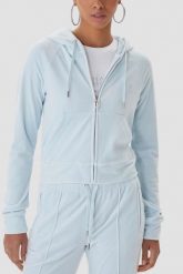 JUICY COUTURE Błękitna bluza damska Madison Outline, Rozmiar XS. Niebieskie bluzy damskie Juicy Couture, s, bez wzorów, z materiału, z kapturem. W wyprzedaży za 217.99 zł.