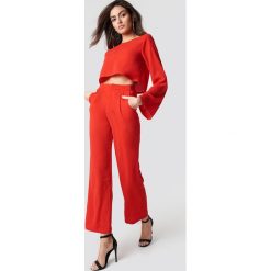 Hannalicious x NA-KD Spodnie garniturowe z wysokim stanem - Red. Spodnie materiałowe damskie marki Hannalicious x NA-KD. Za 161.95 zł.