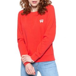 BLUZA WRANGLER CREW SWEAT BITTERSWEET RED W6Z1HAXBO 112130853. Czerwone bluzy damskie Wrangler, s, bez wzorów, bez kaptura. Za 129.99 zł.