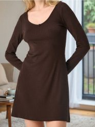 Sukienka z prążkowanej dzianiny - brązowy. Brązowe sukienki damskie Sinsay, l, bez wzorów, z dzianiny, bez kołnierzyka, bez ramiączek. Za 39.99 zł.
