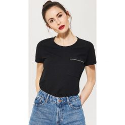 Koszulka z kieszenią - Czarny. T-shirty damskie marki House. W wyprzedaży za 12.99 zł.