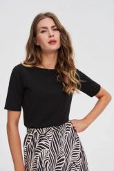 Dopasowana bluzka z krótkimi rękawami czarna. Czarne bluzki damskie MOODO, l, bez wzorów, z bawełny, bez kołnierzyka, bez ramiączek. Za 39.99 zł.