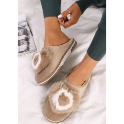 Beżowe Kapcie Pyrhede. Brązowe kapcie damskie Renee, z aplikacjami, z weluru. Za 24.99 zł.
