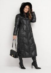 Czarna Pikowana Kurtka Maxi Płaszcz z Ozdobnym Marszczeniem i Futerkiem Estenous. Czarne kurtki damskie Born2be, l, bez wzorów, z futra, eleganckie, bez kaptura. Za 289.99 zł.