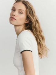 Bluzka z kontrastową lamówką - złamana biel. Bluzki damskie Reserved, l, bez wzorów, z bawełny, bez kołnierzyka, bez ramiączek. Za 69.99 zł.