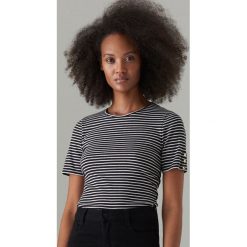 Basicowa koszulka z krótkim rękawem - Czarny. Czarne t-shirty damskie Mohito, m, bez wzorów, bez kołnierzyka. W wyprzedaży za 19.99 zł.