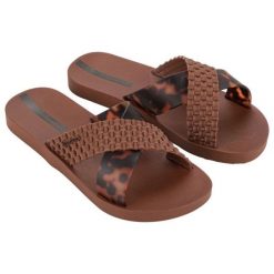 Klapki damskie Ipanema Sense Slide 27214 BD334 brązowe. Brązowe klapki damskie bez wzorów, z materiału, sportowe, bez obcasa. Za 218.61 zł.
