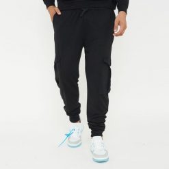 Spodnie sportowe F CARGO czarne. Czarne buty sportowe męskie Legea, m, bez wzorów, z bawełny, na fitness i siłownię. W wyprzedaży za 108.00 zł.