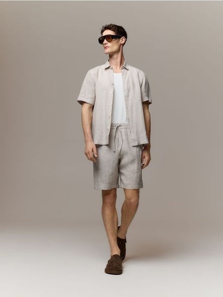 Lniana koszula slim fit - beżowy. Brązowe koszule męskie Reserved, l, bez wzorów, z tkaniny, bez kołnierzyka, bez ramiączek. W wyprzedaży za 119.99 zł.