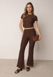 Brązowy Komplet z Tkaniny z Tłoczeniem Spodnie Dzwony i Marszczony Top Oranelle. Brązowe spodnie materiałowe damskie Born2be, uniwersalny, bez wzorów, z tkaniny. Za 139.99 zł.