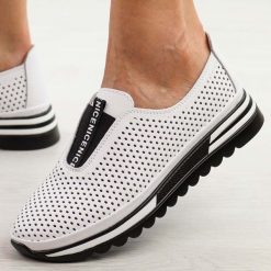 Białe skórzane półbuty damskie S.Barski 672. Białe półbuty damskie S.BARSKI, na lato, w ażurowe wzory, z gumy, casualowe, z okrągłym noskiem, bez obcasa, bez zapięcia. Za 219.00 zł.