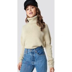 NA-KD Sweter oversize z wywijanym golfem - Beige. Swetry damskie marki NA-KD. Za 141.95 zł.