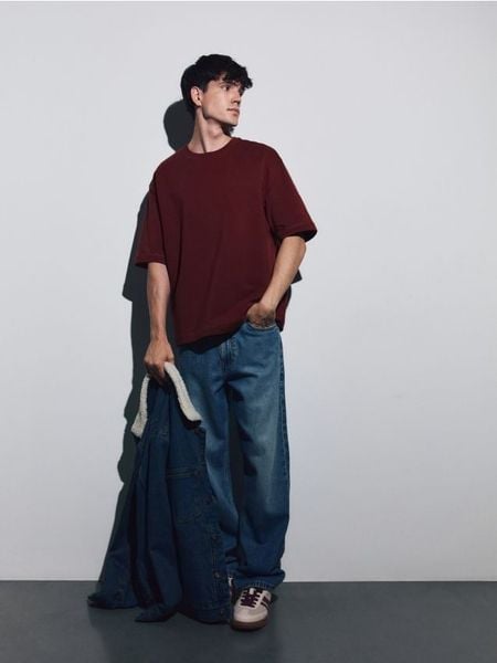 T-shirt boxy - bordowy. Czerwone t-shirty męskie Reserved, l, bez wzorów, z bawełny, bez kołnierzyka. W wyprzedaży za 29.99 zł.