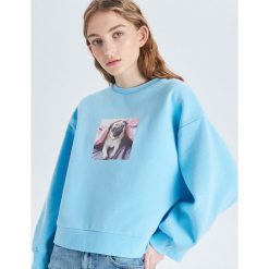Bluza oversize z nadrukiem - Niebieski. Bluzy damskie marki Cropp. W wyprzedaży za 29.99 zł.