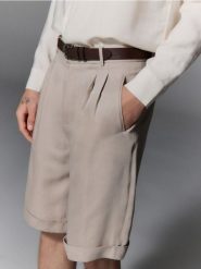 Szorty slim fit z zakładkami - beżowy. Brązowe szorty męskie Reserved, bez wzorów, z bawełny. W wyprzedaży za 59.99 zł.