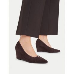 Czółenka MEXX. Brązowe czółenka damskie Mexx, bez wzorów, bez obcasa, bez zapięcia. Za 329.99 zł.