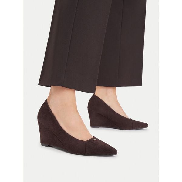 Czółenka MEXX. Brązowe czółenka damskie Mexx, bez wzorów, bez obcasa, bez zapięcia. Za 329.99 zł.