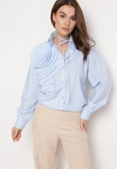Niebieska Koszula Udekorowana Aplikacją w Kształcie Kwiatu i Sznureczkiem Przy Szyi Poldivia. Niebieskie bluzki damskie Born2be, l, z aplikacjami, retro, bez kołnierzyka, bez ramiączek. Za 119.99 zł.