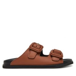 Klapki BOSS. Brązowe klapki damskie Boss, bez wzorów, bez obcasa. Za 549.99 zł.