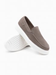 Zamszowe półbuty męskie slip on na grubej podeszwie – ciemnobeżowe V1 OM-FOCS-0152 - 45. Brązowe półbuty na co dzień męskie Ombre Clothing, z gumy, klasyczne, bez zapięcia. Za 203.99 zł.