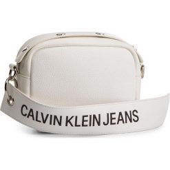 Torebka CALVIN KLEIN JEANS - Logo Banner Camera Bag K40K400807 102. Listonoszki damskie marki Calvin Klein Jeans. Za 299.00 zł.