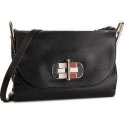 Torebka TOMMY HILFIGER - Soft Turnlock Mini Saddle AW0AW06926 002. Czarne listonoszki damskie Tommy Hilfiger, bez wzorów, ze skóry, na ramię, bez dodatków. Za 1,099.00 zł.