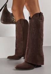 Brązowe Kozaki Kowbojki na Stożku z Haftowaną Cholewką Imitującą Nogawkę Fenika. Brązowe kozaki damskie Born2be, z jeansu, bez obcasa, na obcasie. Za 169.99 zł.