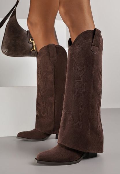 Brązowe Kozaki Kowbojki na Stożku z Haftowaną Cholewką Imitującą Nogawkę Fenika. Brązowe kozaki damskie Born2be, z jeansu, bez obcasa, na obcasie. Za 169.99 zł.