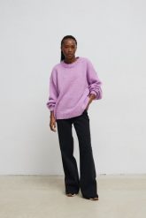 Sweter oversize z bufiastymi rękawami LILA DREAM - RIVERO-UNI. Fioletowe swetry damskie Marsala, na lato, bez wzorów, z wełny, bez kołnierzyka, bez ramiączek, bez kaptura. Za 249.90 zł.