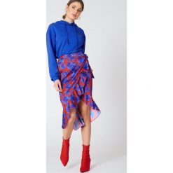 NA-KD Satynowa spódnica kopertowa z falbaną - Red,Multicolor. Spódnice damskie marki NA-KD. W wyprzedaży za 20.47 zł.