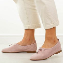 Różowe zamszowe skórzane półbuty damskie T.Sokolski w26-236. Czerwone półbuty damskie Sokolski, na jesień, bez wzorów, z jeansu, casualowe, bez obcasa, bez zapięcia. W wyprzedaży za 251.10 zł.