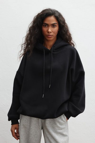 Bluza typu oversize z ociepleniem w kolorze TOTALLY BLACK - AMBERLY. Czarne bluzy damskie Marsala, m, bez wzorów, z bawełny, bez kaptura. Za 299.90 zł.