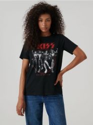Koszulka z nadrukiem Kiss - czarny. Czarne t-shirty damskie Sinsay, l, bez wzorów, z bawełny, bez kołnierzyka. Za 39.99 zł.