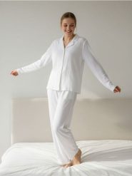 Jednolita piżama dwuczęściowa - biały. Białe piżamy damskie Sinsay, l, bez wzorów, bez ramiączek. Za 59.99 zł.