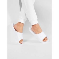 Japonki Nike Victori One, Kobiety. Białe klapki damskie Nike, bez wzorów, z materiału, bez obcasa. Za 256.00 zł.
