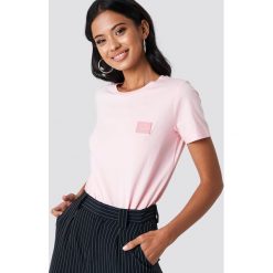 Samsoe & Samsoe T-shirt Lexi - Pink. Różowe t-shirty damskie Samsøe & Samsøe, z aplikacjami, z jersey, z okrągłym kołnierzem. Za 161.95 zł.