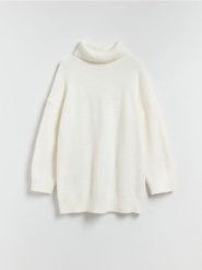 Długi sweter z golfem - złamana biel. Swetry damskie Reserved, l, bez wzorów, z dzianiny, bez kołnierzyka, bez ramiączek, długie, bez kaptura. Za 139.99 zł.