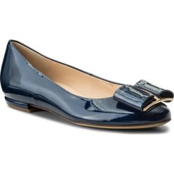 Baleriny HÖGL - 5-101085 Navy 3100. Niebieskie baleriny damskie HÖGL, bez wzorów, z lakierowanej skóry, klasyczne, bez obcasa, bez zapięcia. W wyprzedaży za 329.00 zł.