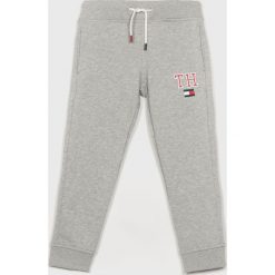 Tommy Hilfiger - Spodnie dziecięce 104-176 cm. Spodnie materiałowe dla chłopców marki Tommy Hilfiger. W wyprzedaży za 179.90 zł.