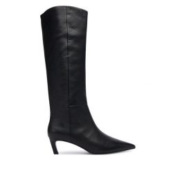 Kozaki Calvin Klein. Czarne kozaki damskie Calvin Klein, bez obcasa, na szpilce. Za 1,099.00 zł.