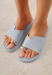 Niebieskie Klapki Typu Japonki z Metaliczną Ozdobą Samrina. Niebieskie klapki damskie Born2be, z aplikacjami, z jeansu, bez obcasa, na płaskiej podeszwie. Za 79.99 zł.