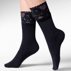 Skarpetki Gabriella z mikrofibry z koronką Nina nero. Czarne skarpety damskie Gabriella, bez wzorów, z dzianiny. Za 19.90 zł.